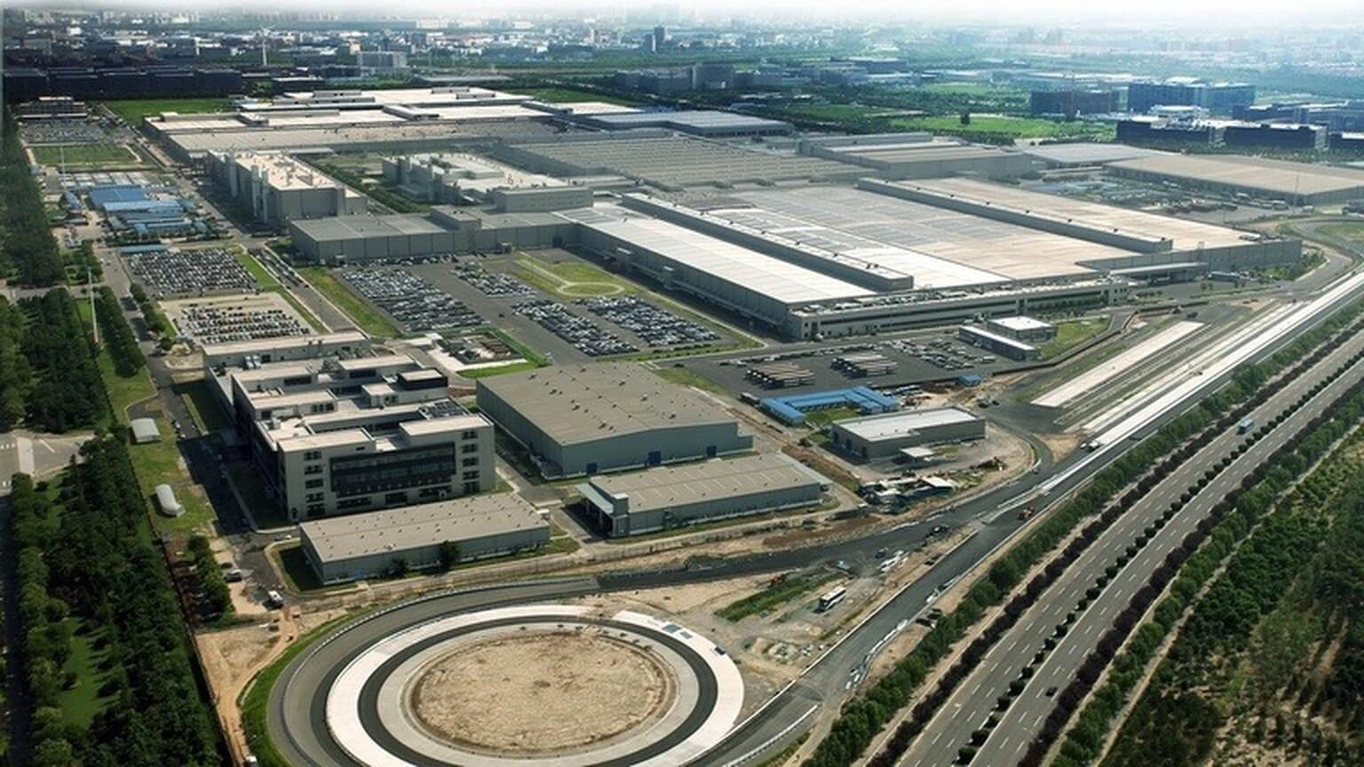 Создано совместное предприятие с DaimlerChrysler – Beijing Benz Automotive Co (BBAC)
